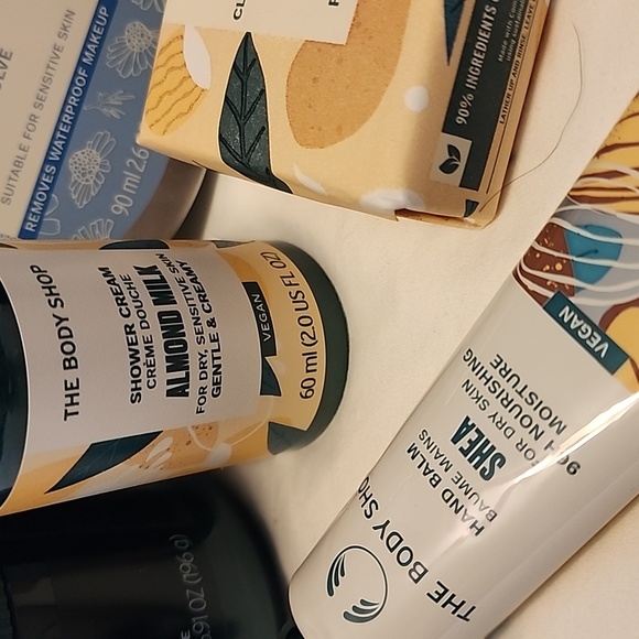 The Body Shop - Gift Set With Bag - 8 Items NWT - Picture 5 of 6